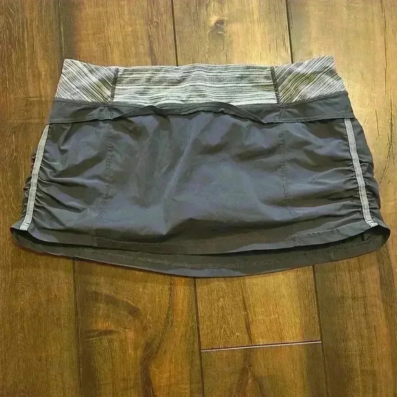 lululemon athletica Dresses & Skirts - Lululemon size 10 skirt shorts skort. Gray.